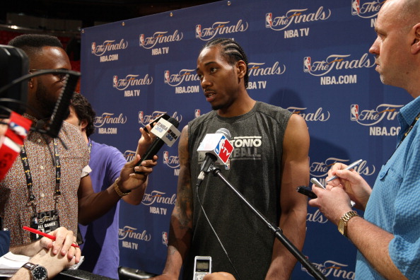 大罗与阿尔卡拉斯切磋网球，还赠送其签名巴西球衣（大罗与阿尔卡拉斯网球过招，亲赠签名巴西队球衣）