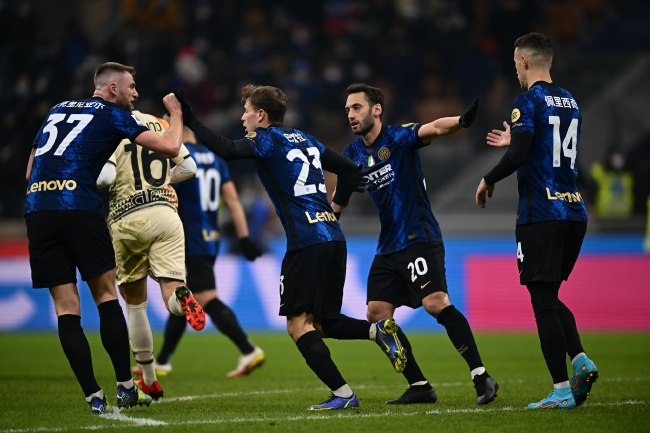 记者：赫伊森等5名后卫缺席皇马训练，阿森西奥遭遇病毒感染（记者：皇马训练缺席赫伊森等5名后卫，阿森西奥感染病毒）