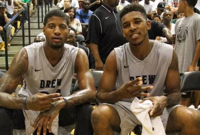 吹罚引争议，凯尔登三分球（判罚引发争议，凯尔登投进三分）