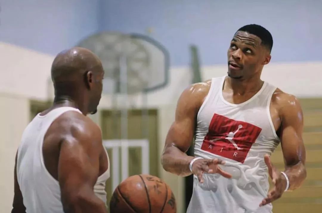 英格拉姆的全面表现：攻防兼备的篮球天才（英格拉姆：攻守兼修的全能篮球奇才）