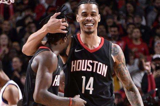 镜头语言，阿诺德上场镜头给到一位利物浦球迷亲吻队徽（阿诺德登场瞬间，镜头捕捉利物浦球迷亲吻队徽）