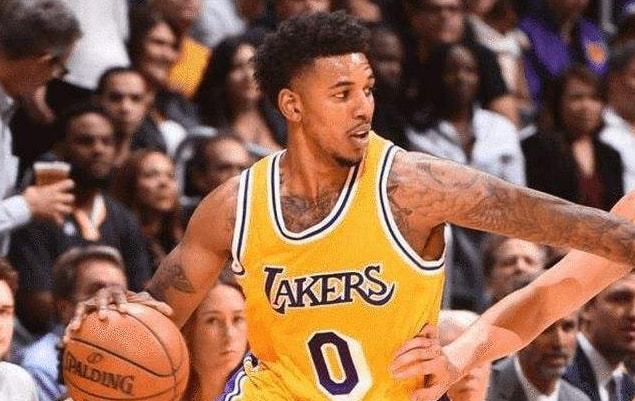 每体：阿根廷队在西班牙集训，球迷热情高涨只为一睹梅西风采（每体：阿根廷队西班牙备训，球迷蜂拥而至只为目睹梅西）