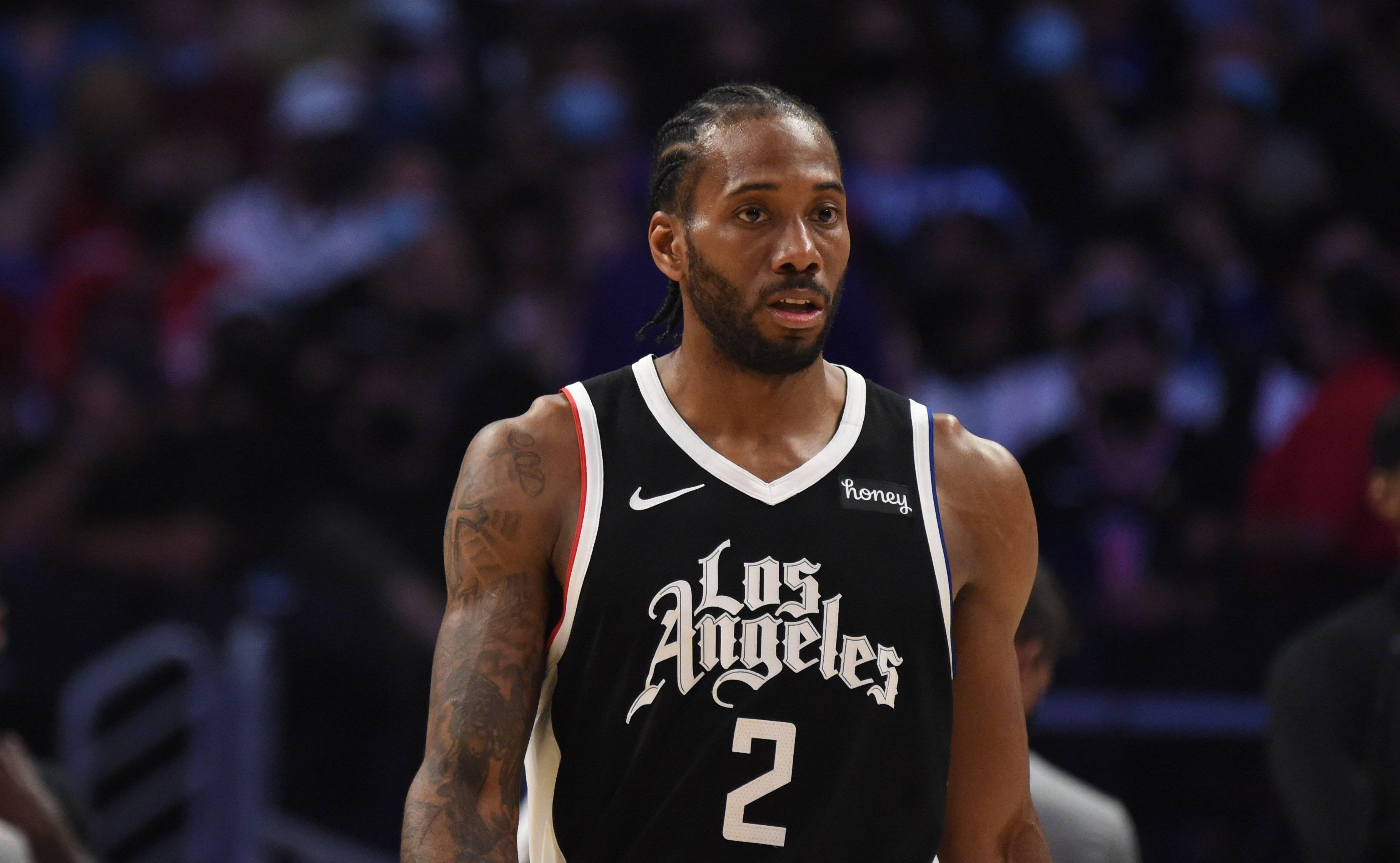 快船大胜巩固西部排名（快船大捷，稳居西部前列）