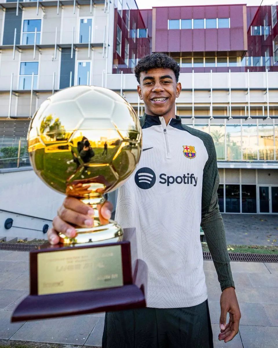 NBA漫谈｜十大不可思议的神仙球！灌篮变妙传，背对篮筐也能绝杀！（NBA随谈｜十大匪夷所思的神级进球：扣篮化助攻，背身也能绝杀！）