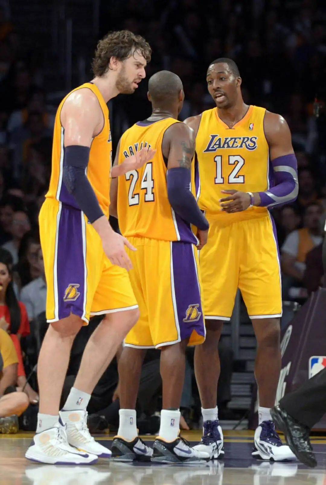 卡特三分神勇，尼克斯开场受挫（卡特远投发威，尼克斯开局不利）