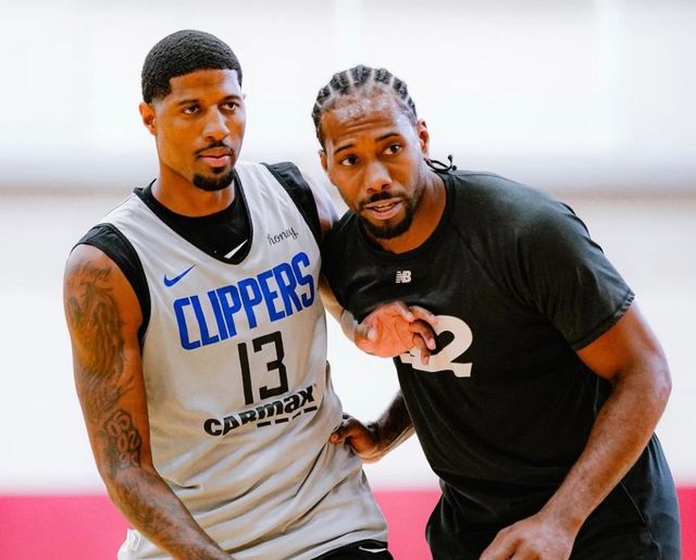 迈克·布朗：哈特整晚防字母哥都非常拼，唐斯进攻篮板很关键（迈克·布朗：哈特整场死守字母哥拼劲十足，唐斯的进攻篮板至关重要）