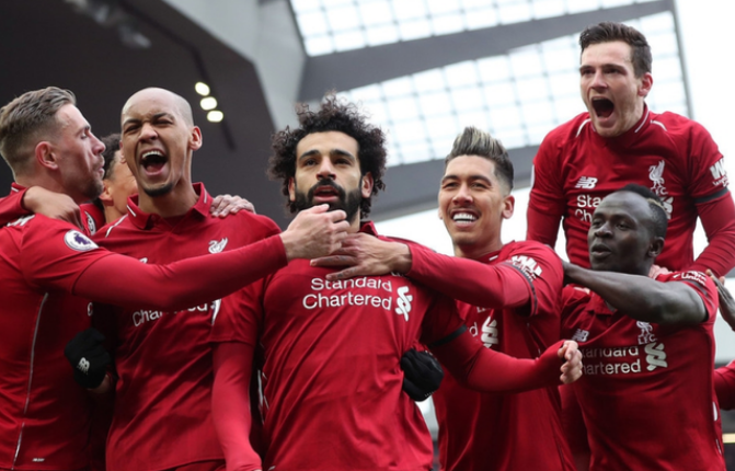 米切尔·罗宾逊替补登场，展现惊人篮板能力（米切尔·罗宾逊替补出战，篮板统治力尽显）