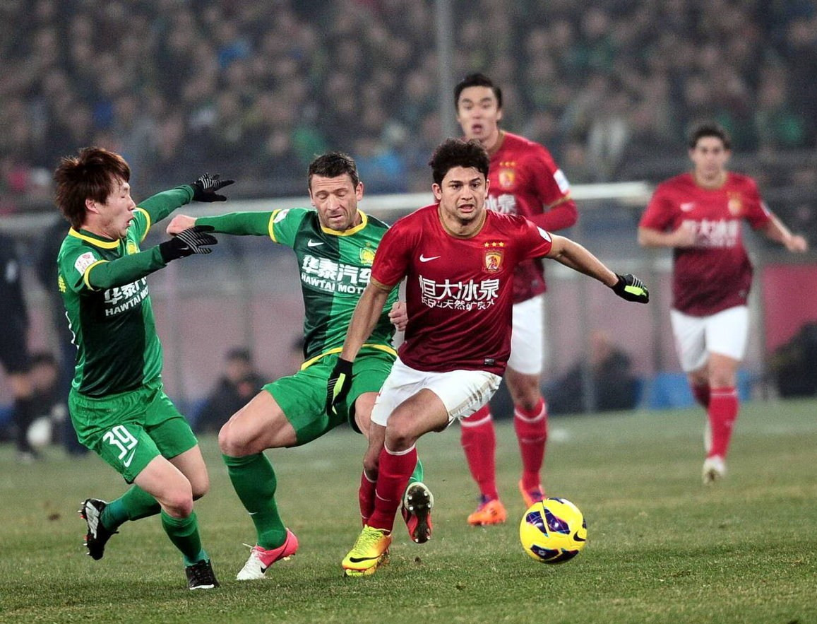 太阳报：麦克托米奈领意甲最佳球员奖，被女友透视着装抢风头（太阳报：麦克托米奈荣膺意甲最佳，女友透视造型抢尽风头）